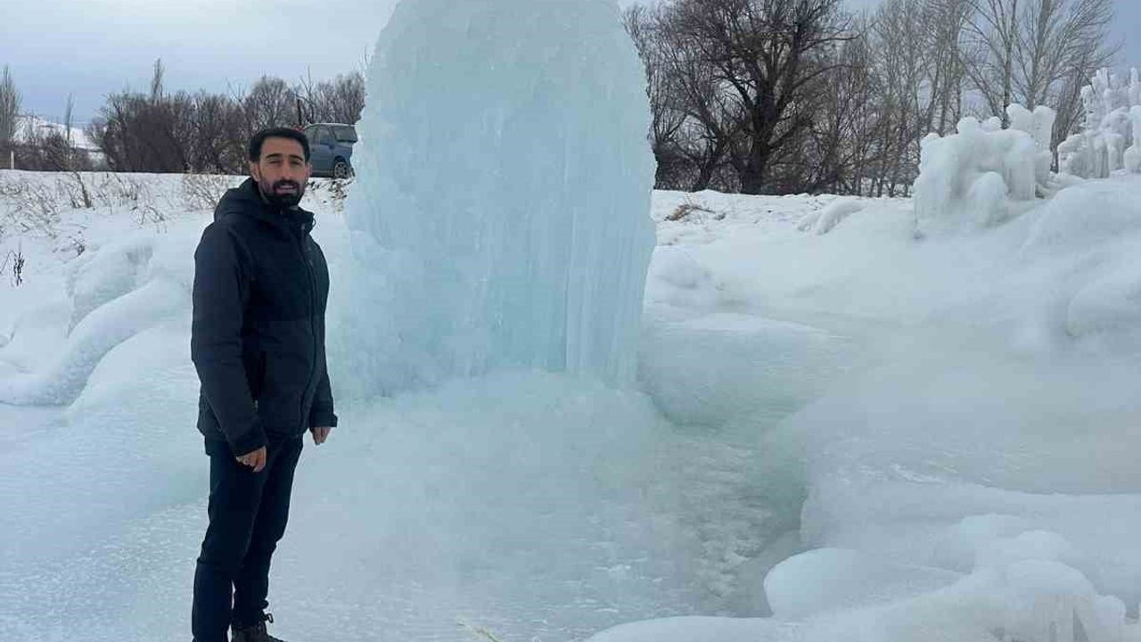 Hınıs Parmaksız Mahallesi'nde Yaklaşık 4 Metrelik Buz Kütlesi Oluştu