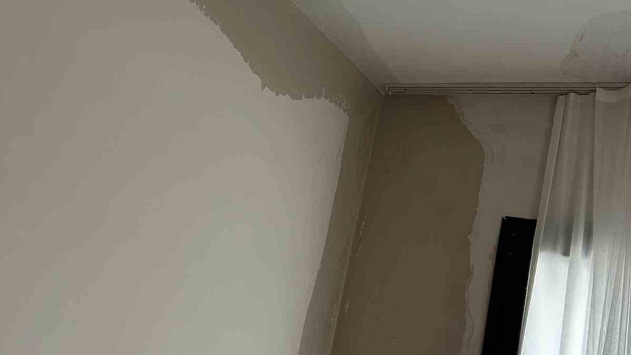 Hisar Mahallesi'nde yeni teslim edilen sitede her yerden su sızıyor