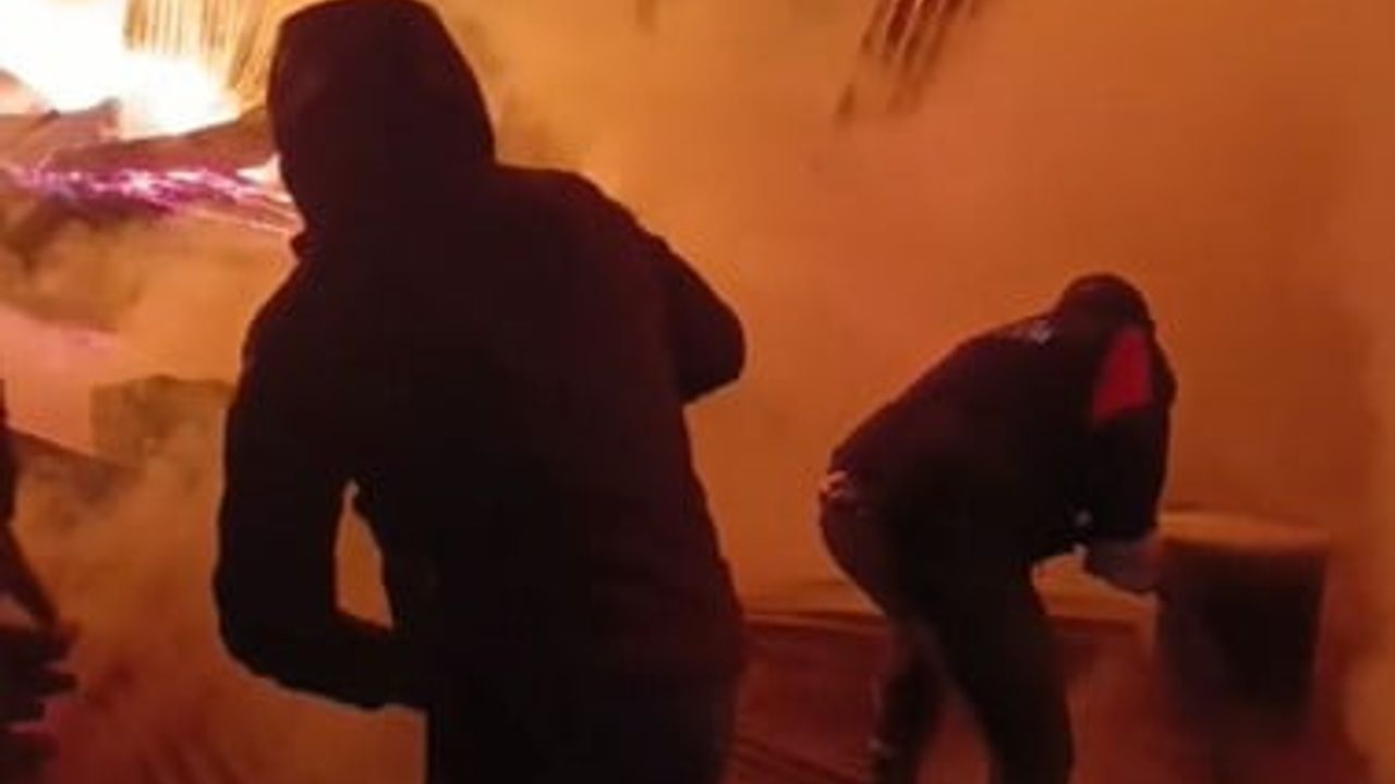 Hizan'da dipçik üretim atölyesinde gece yangını