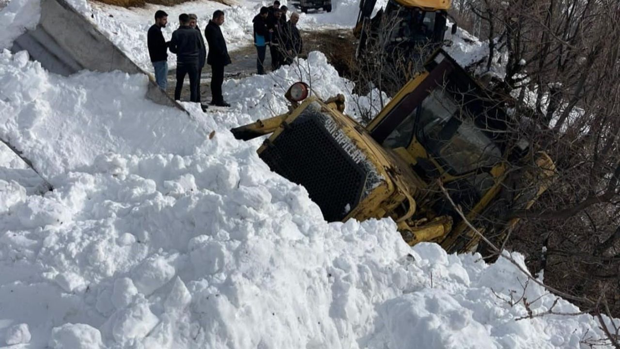 Hizan’da karla mücadele sırasında iş makinesi yoldan çıktı