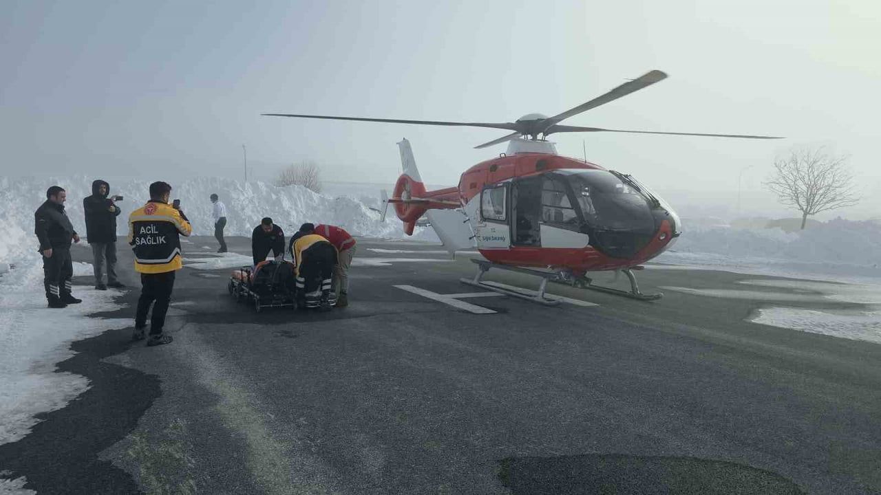 Hizan'da KOAH hastası ambulans helikopterle Tatvan'a sevk edildi