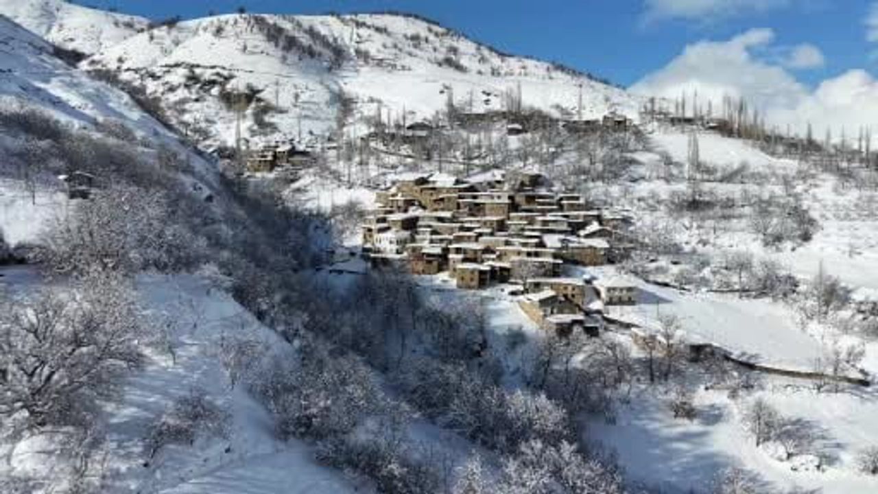 Hizan'ın Taş Evleri Kar Altında Kartpostallık Görüntüler Oluşturdu