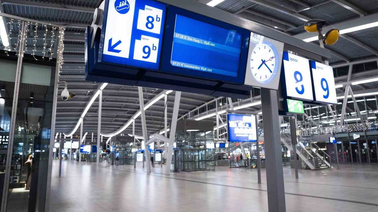 Hollanda’da kar felci: Trenler askıya alındı, en az 300 uçuş iptal