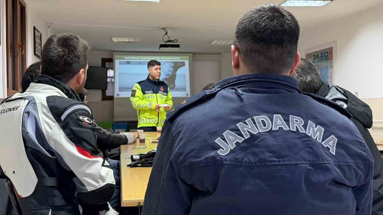 Hopa'da Jandarmadan Motosiklet Sürücülerine Güvenli Sürüş Eğitimi