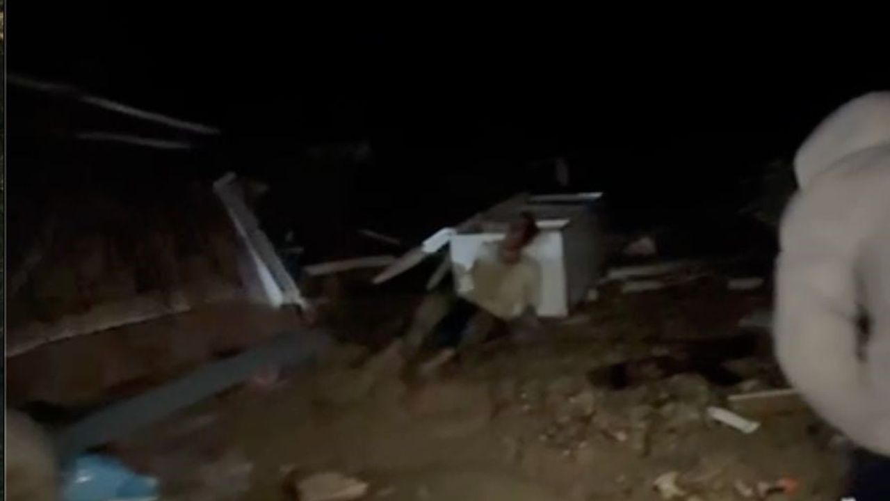 Hortumda savrulan konteynerde yaralı bulunan kişinin anları kamerada