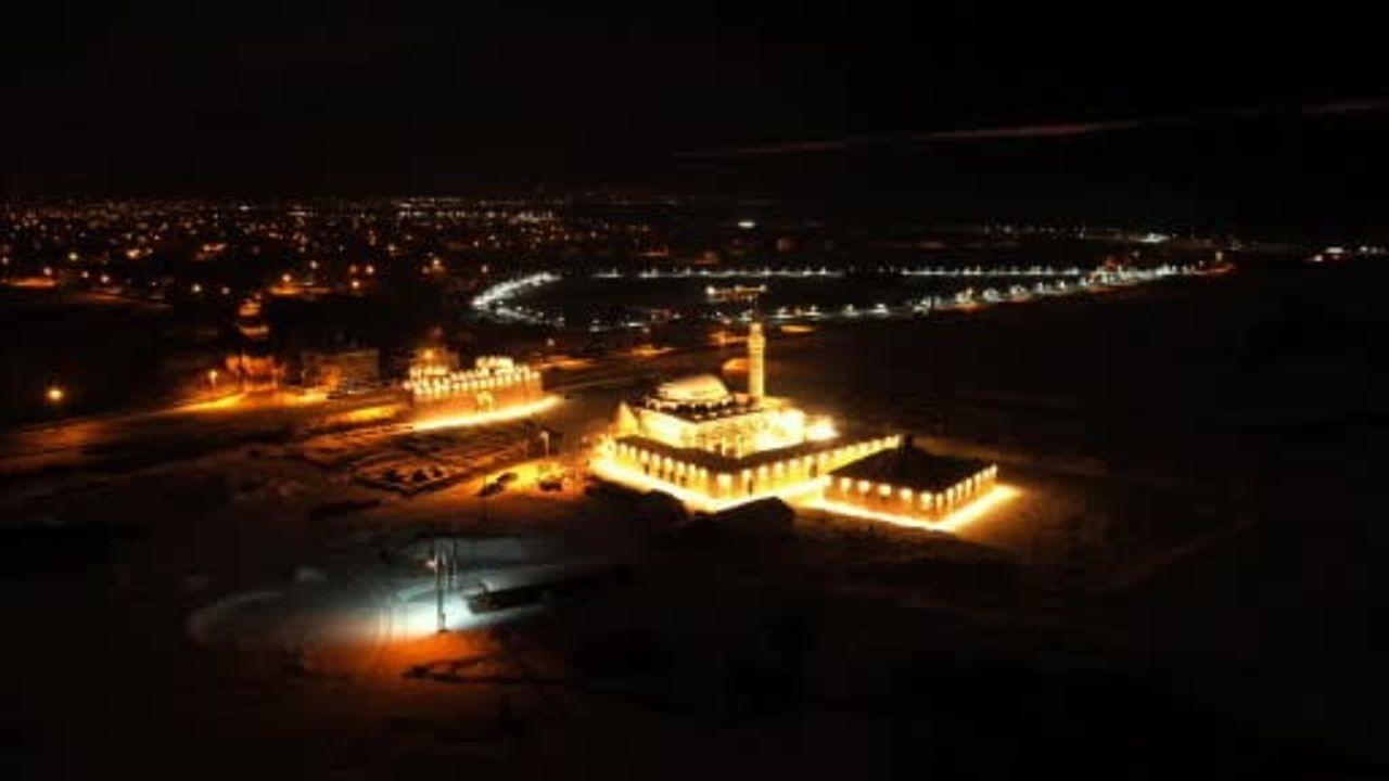 Hüsrev Paşa Camii gece ışıklarıyla Van siluetinde öne çıkıyor