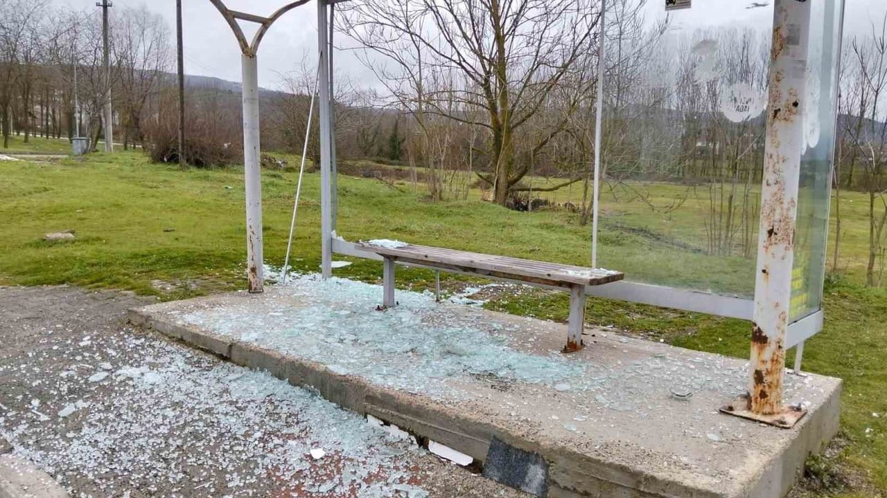 Huzurevi Önündeki Otobüs Durağının Camları Kırıldı