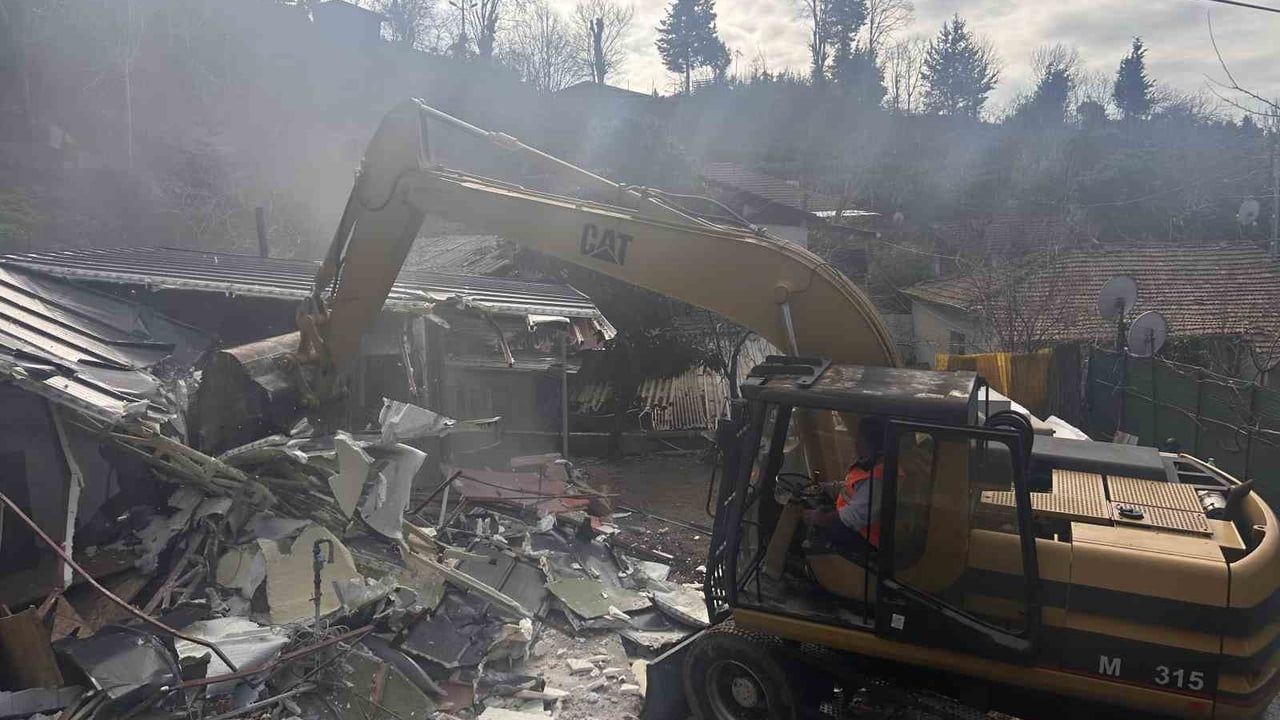 İBB Üsküdar’da yapı kayıtlı evi yıktı, aile sokağa düştü