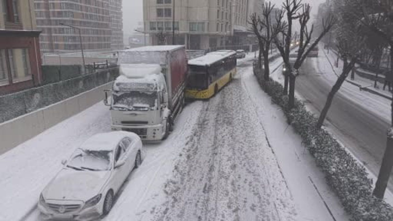 İETT otobüsü Bahçelievler'de park halindeki kamyona çarptı