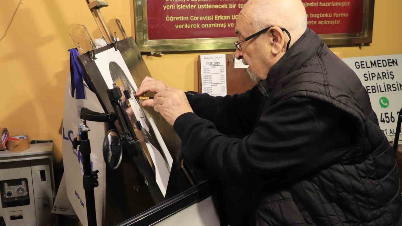 İflastan Sanata: Münir Yeşil 25 Yıldır Haller Gençlik Merkezi’nde Portre Çiziyor