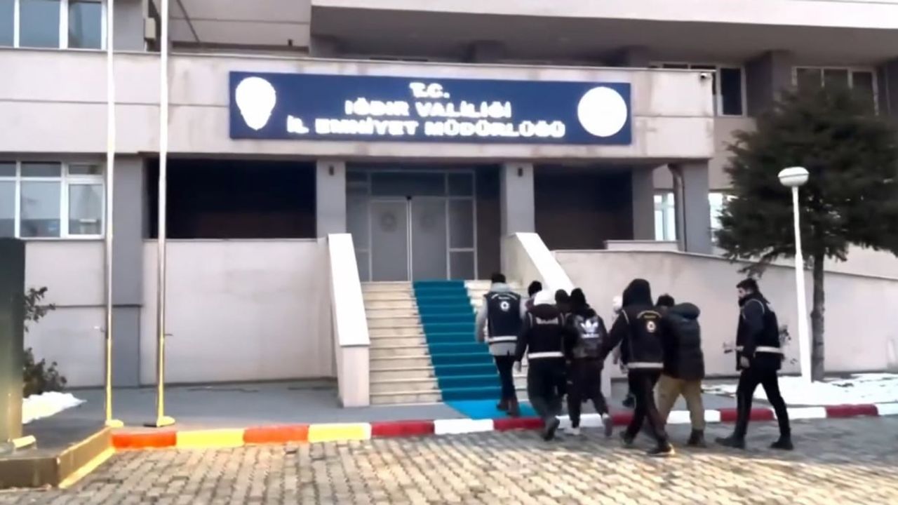 Iğdır'da araçta 5 düzensiz göçmen yakalandı, sürücü tutuklandı