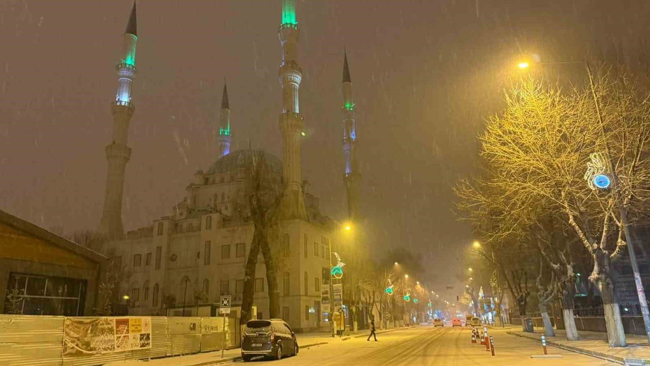 Iğdır'da kar şiddetlendi, şehir beyaza büründü