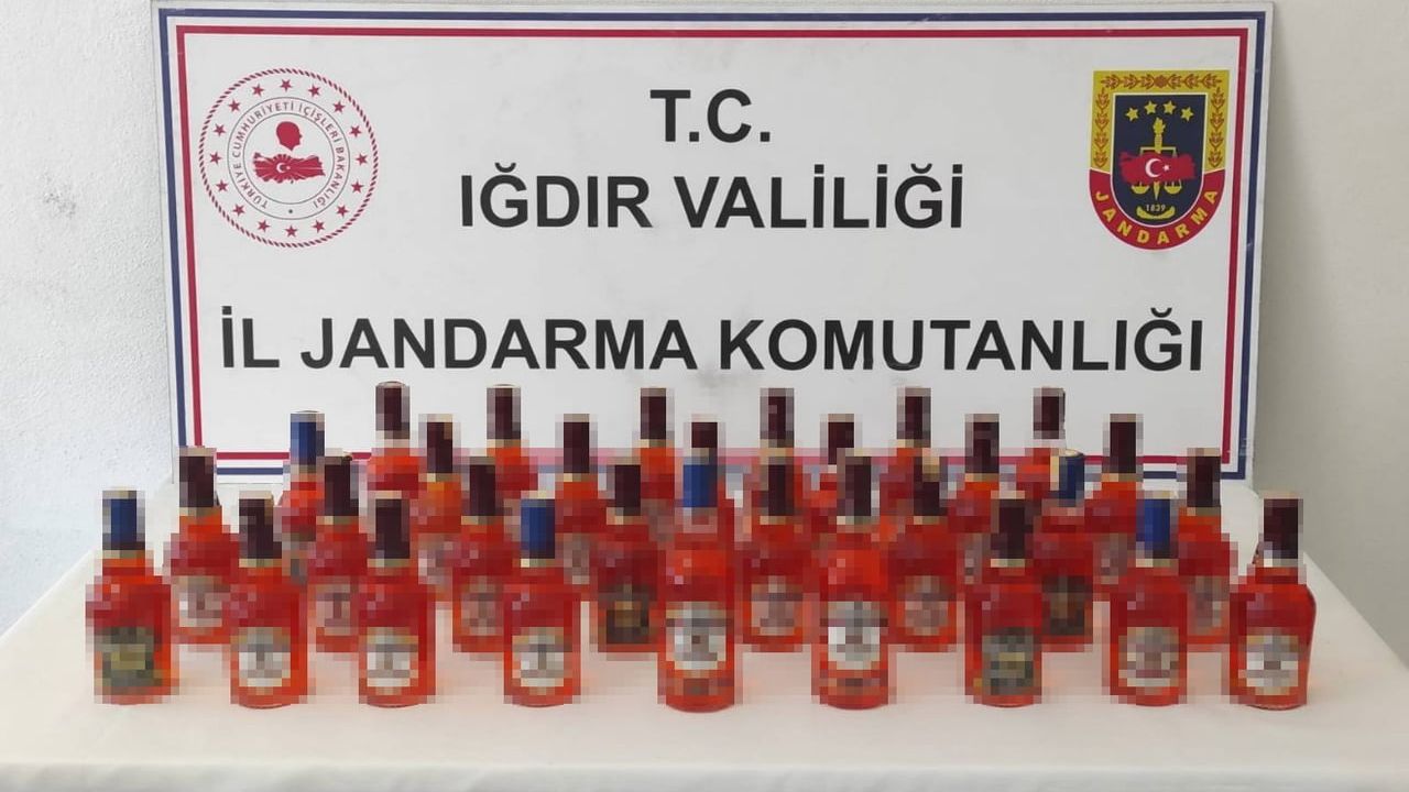 Iğdır'da kargo kutularında 40 litre kaçak viski bulundu