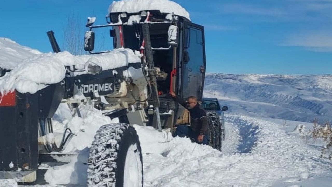 Iğdır'da karla mücadele sürüyor: 11 köy yolunda çalışmalar devam ediyor