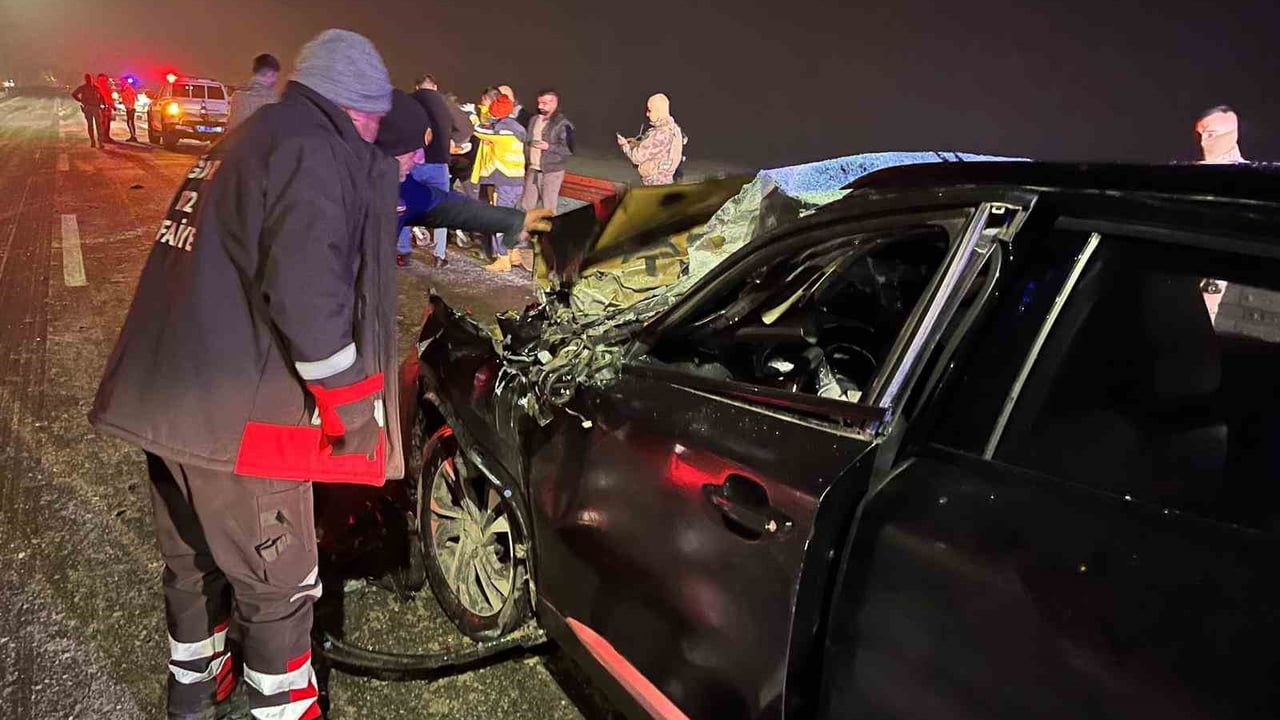 Iğdır'da trafik kazası: Otomobil tıra çarptı, 1 yaralı