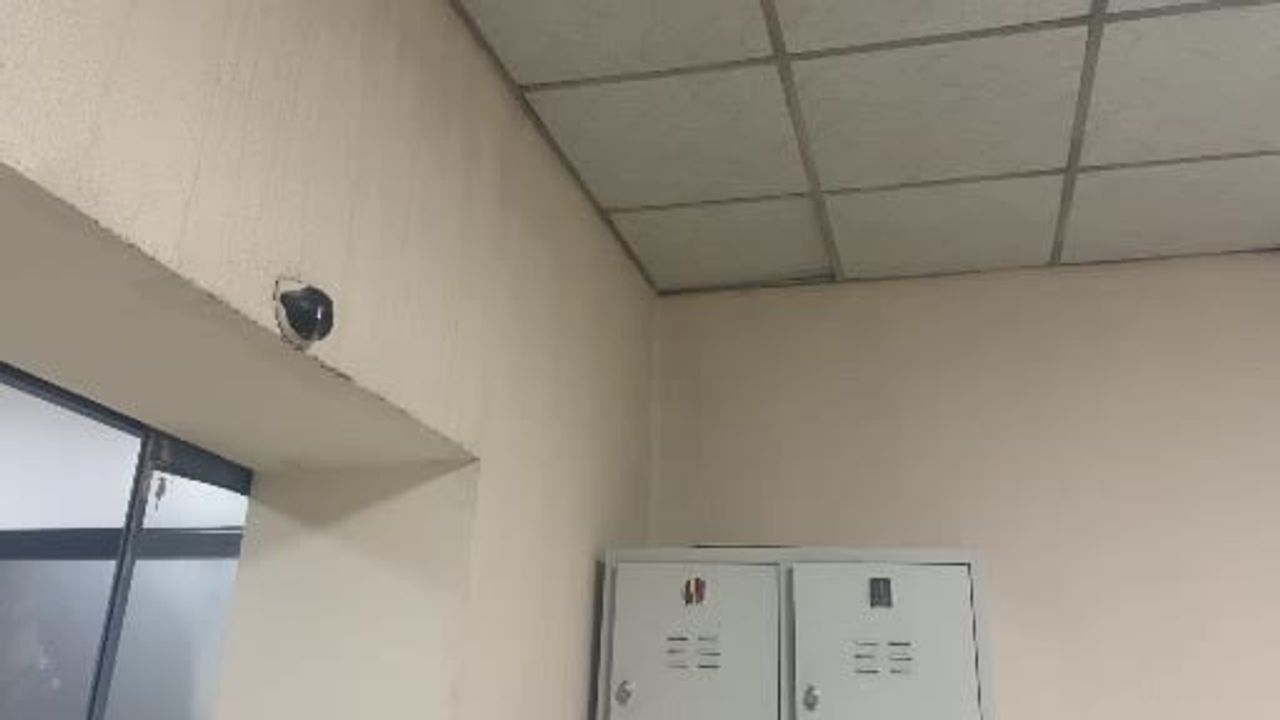 Iğdır Dr. Nevruz Erez Devlet Hastanesi koridorunda tavan sızıntısı zemini çamurla kapladı