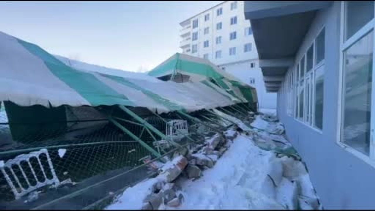 Iğdır Tuzluca'da düğün salonu olarak kullanılan halı saha çöktü