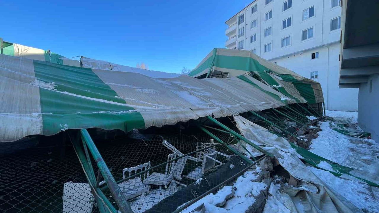 Iğdır Tuzluca’da düğün salonu olarak kullanılan halı saha çöktü