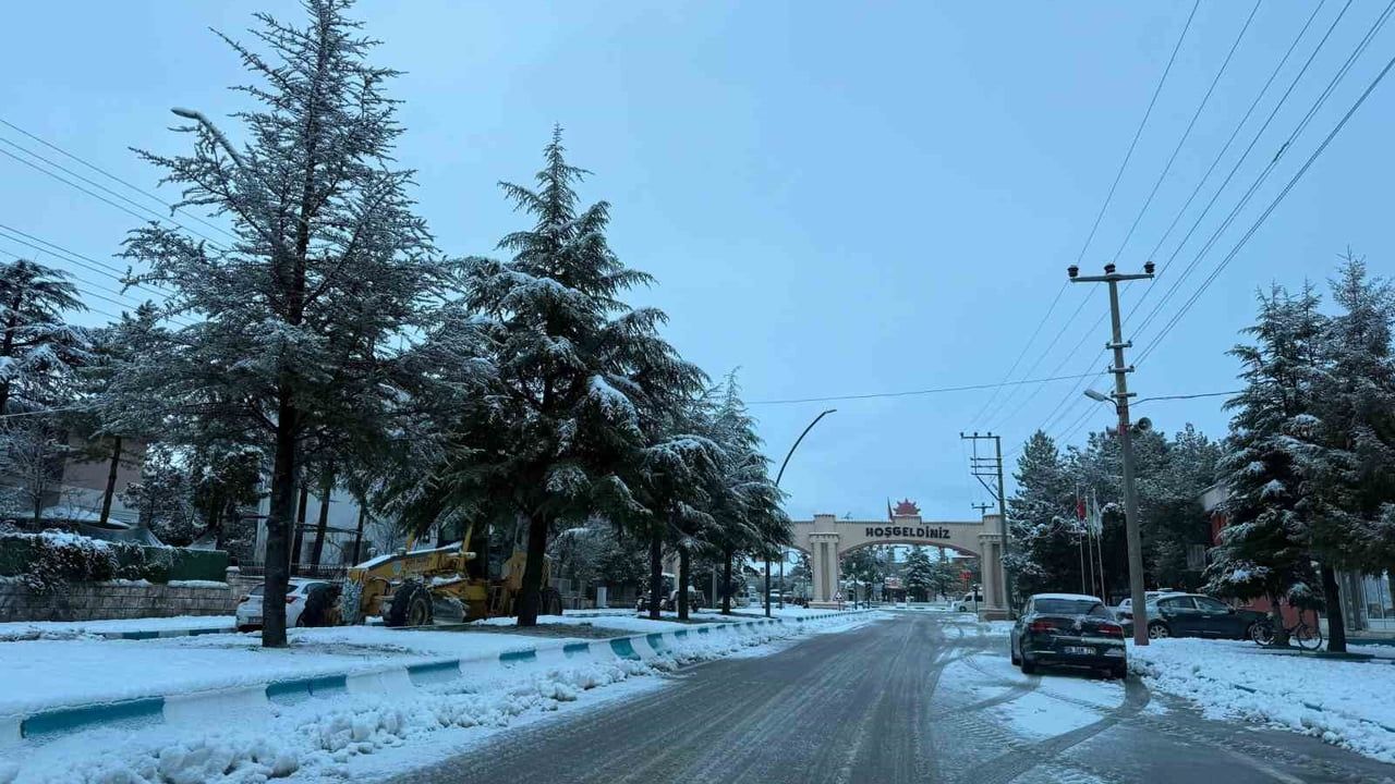 İhsaniye’de yoğun kar yağışı: Kar örtüsü yaklaşık 10 santimetreye ulaştı