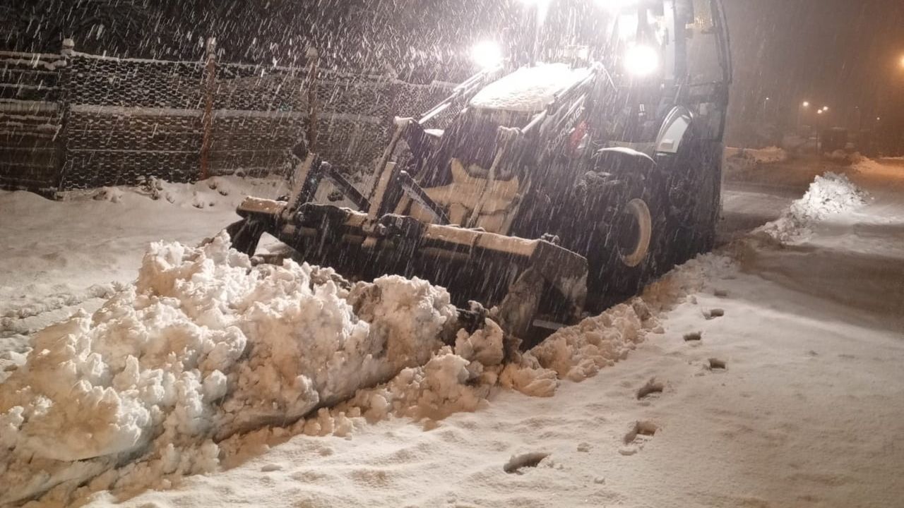 İlkadım’da kar mesaisi: Toplu taşıma çağrısı