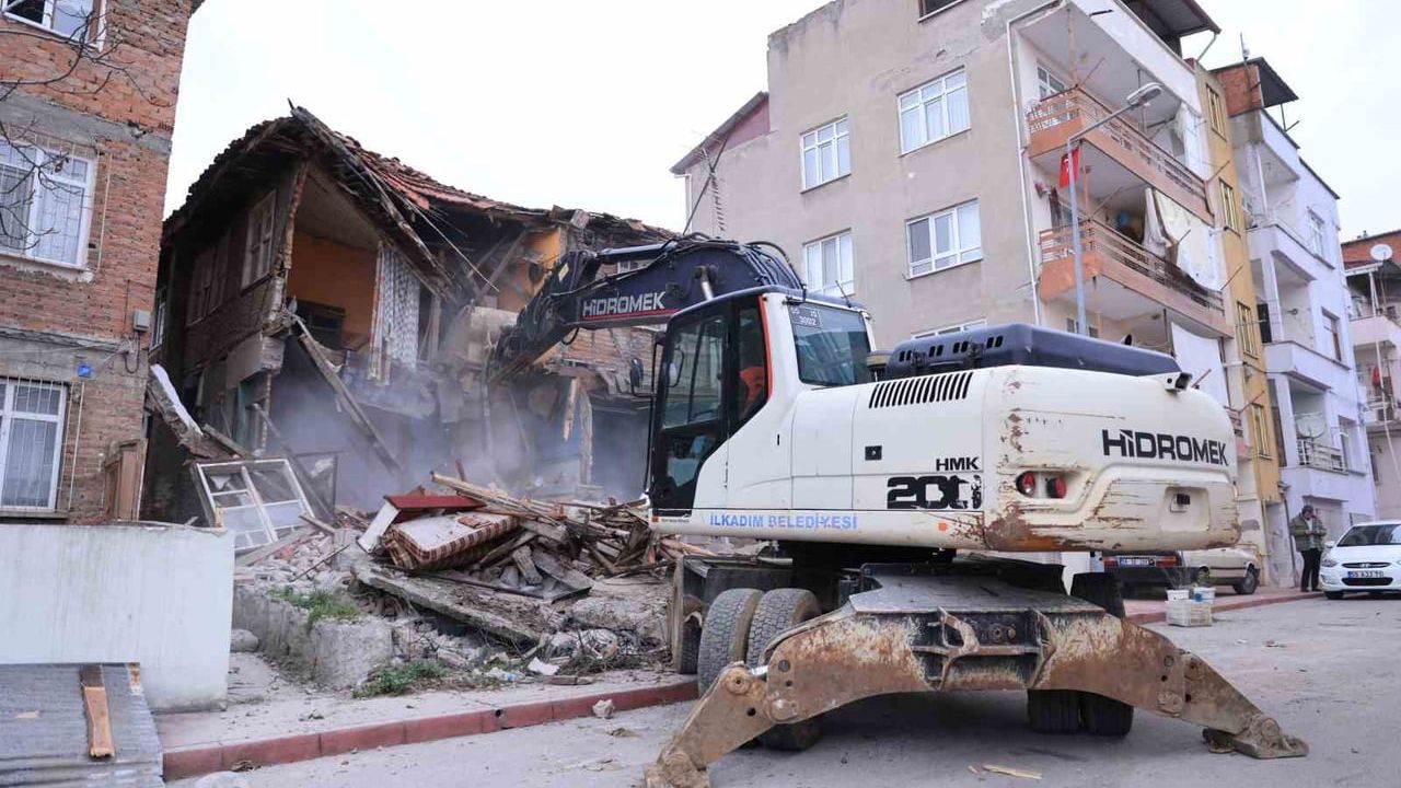 İlkadım'da metruk yapı yıkımları devam ediyor