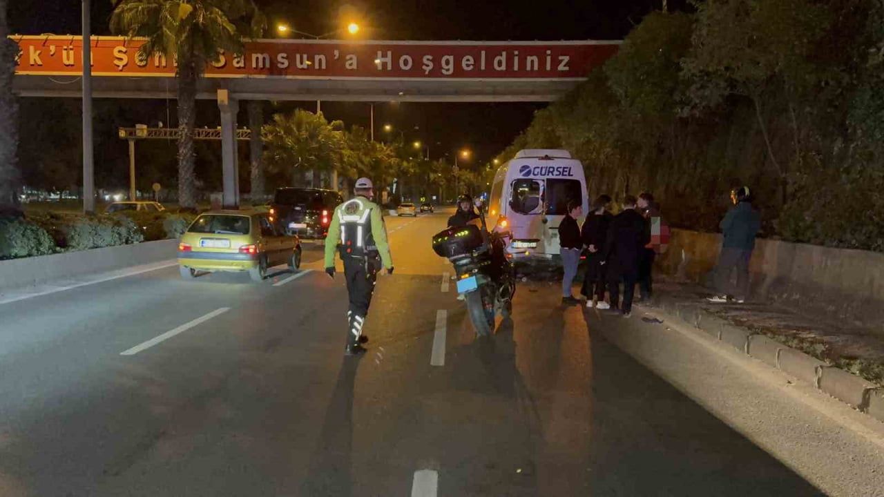 İlkadım'da motosiklet servis minibüsüne arkadan çarptı: 1 yaralı