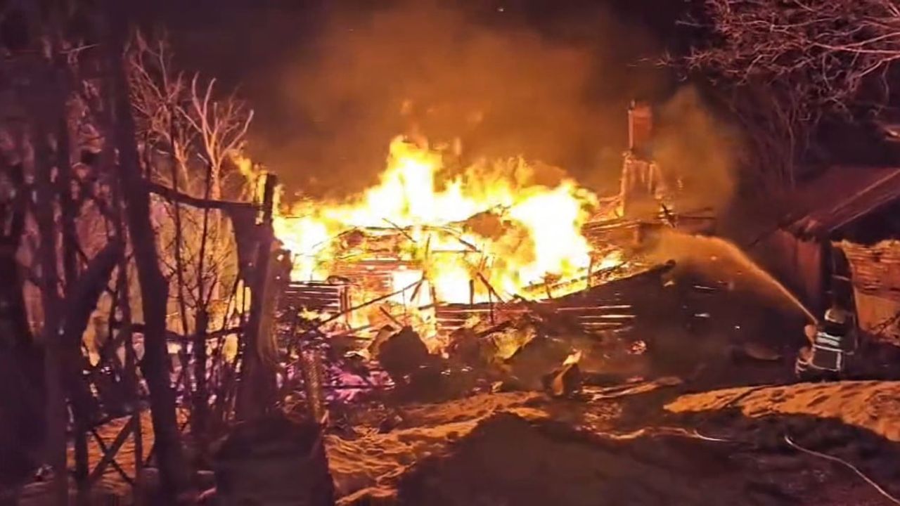 İnceçay'da iki katlı ahşap ev alevlere teslim oldu: 1 yaralı