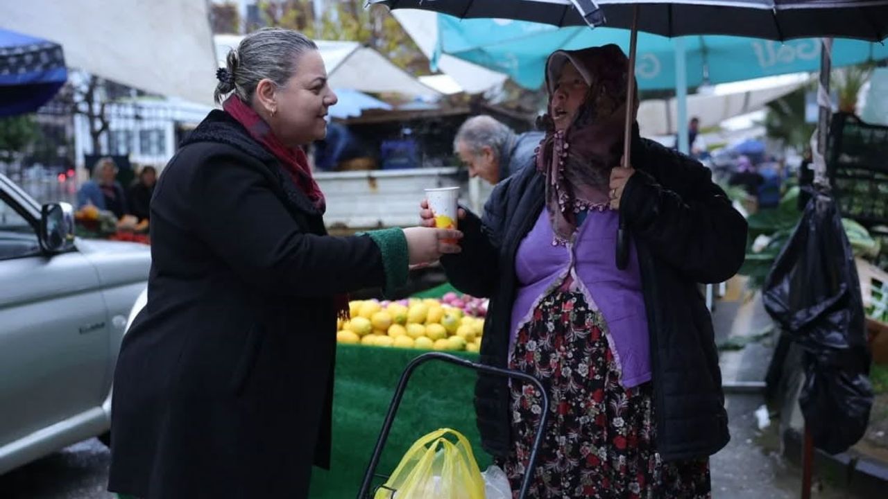 İncirliova Belediyesi Pazar Pazarı’nda Esnafa ve Vatandaşlara Sıcak Çorba İkram Etti