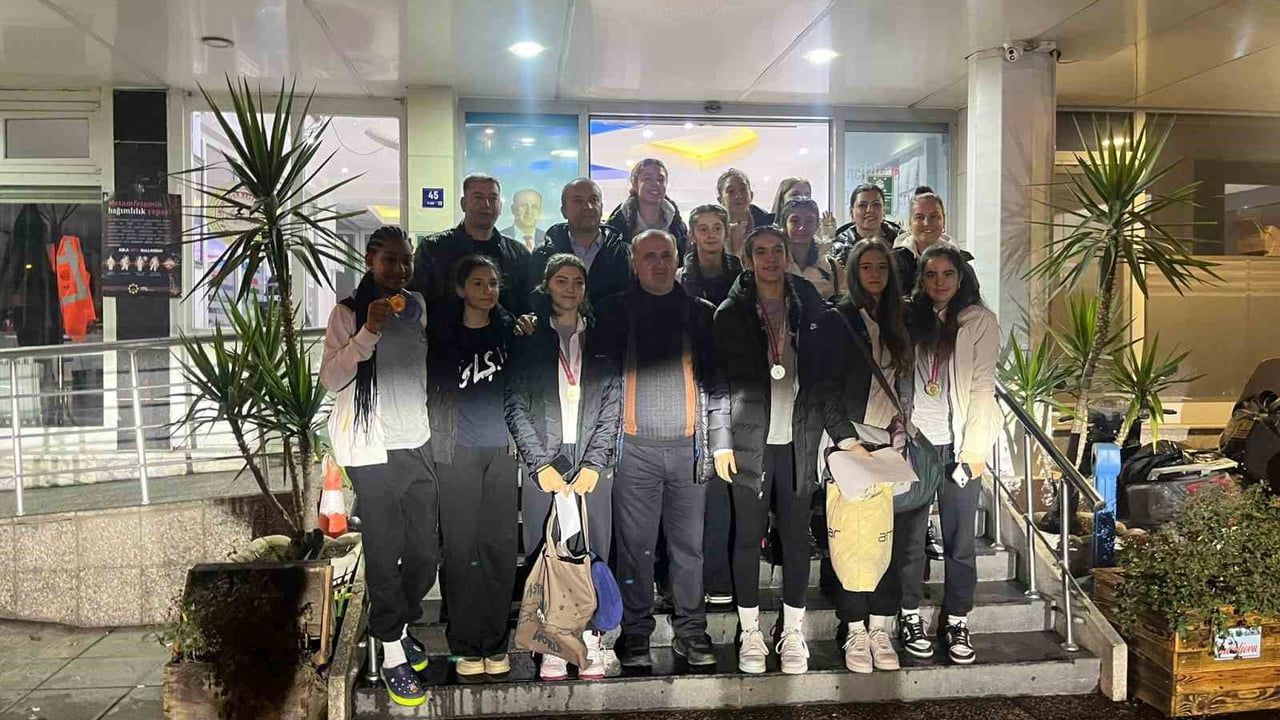 İncirliova Belediyesi yolda kalan voleybolculara destek verdi