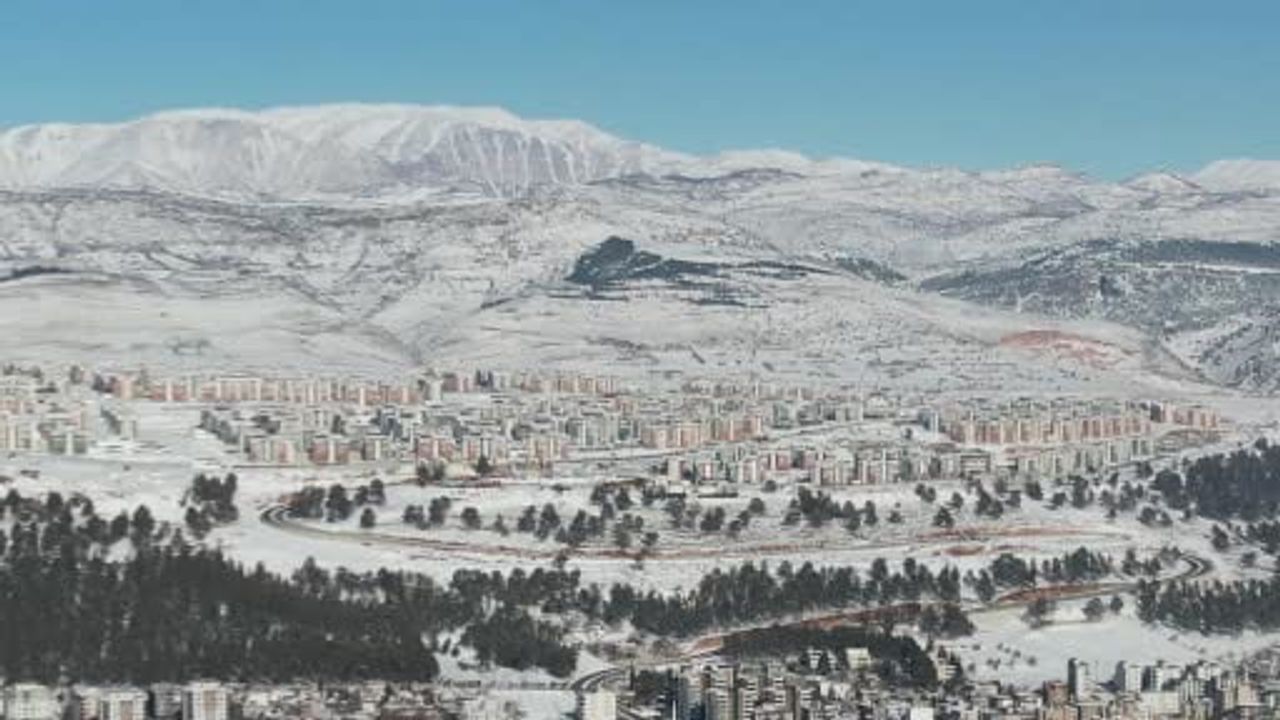 İndere'de 16 bin 467 Deprem Konutu Karla Beyazlandı — Depremzedelere Sıcak Yuva