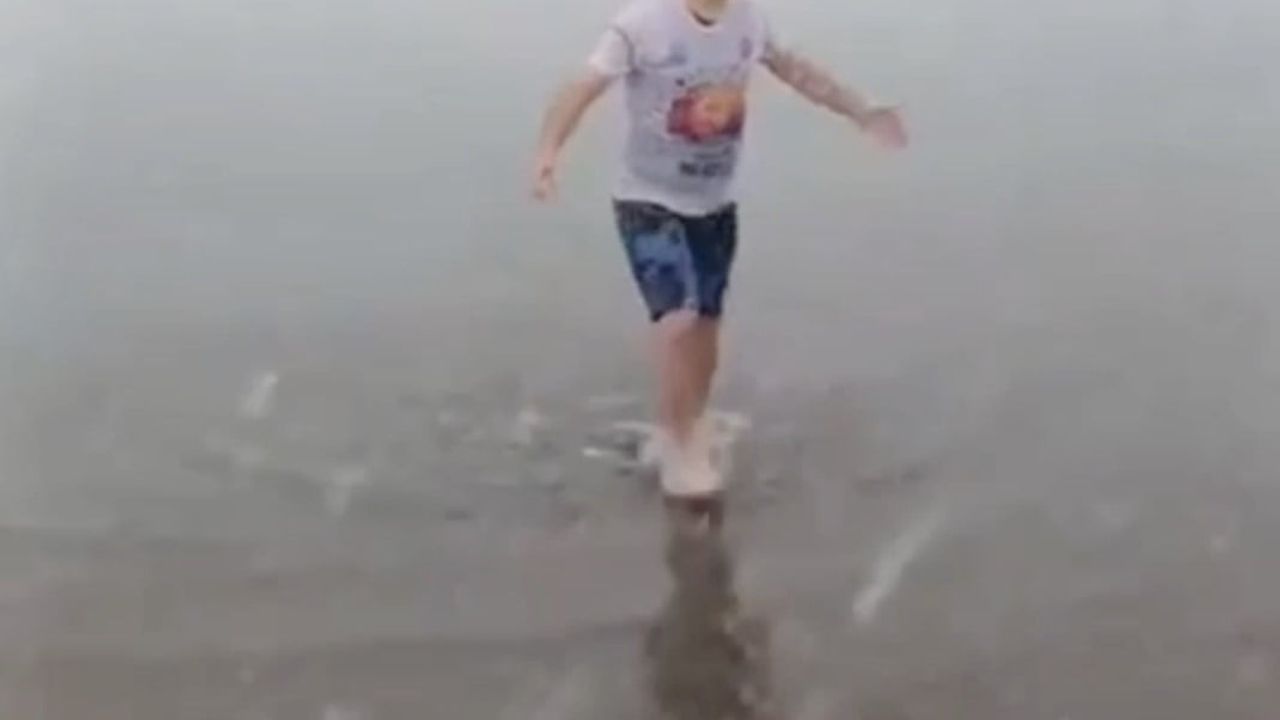 İnebolu’da 54 yaşındaki Saim Gürel kar altında denize girdi