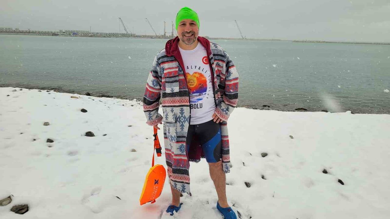 İnebolu’da kar altında denize giren 54 yaşındaki yüzücü