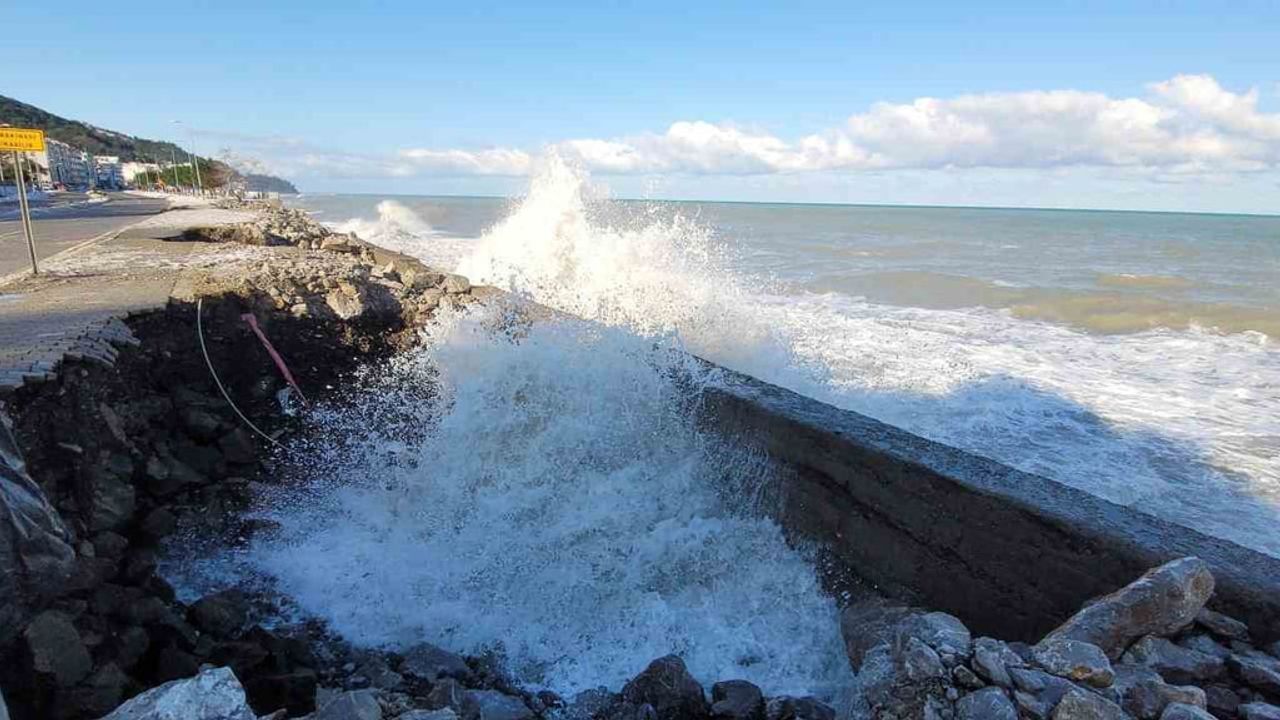 İnebolu sahilinde dev dalgalar kaldırımlara zarar verdi