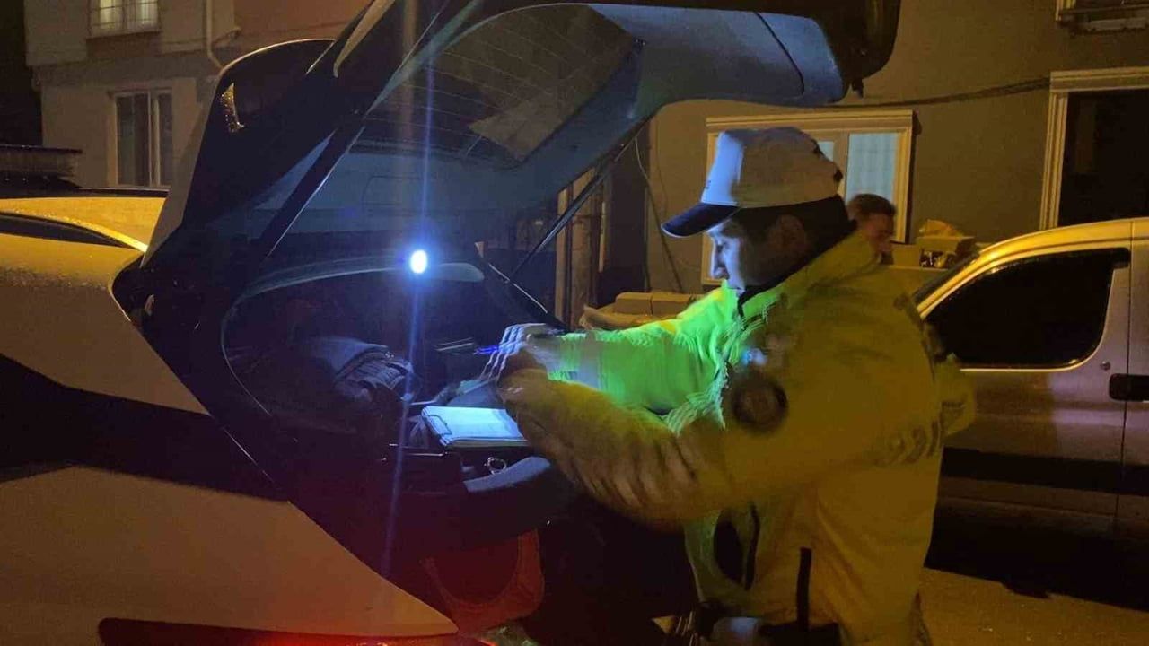 İnegöl'de alkollü sürücü ‘dur’ ihtarına uymadı, çıkmaz sokakta yakalandı