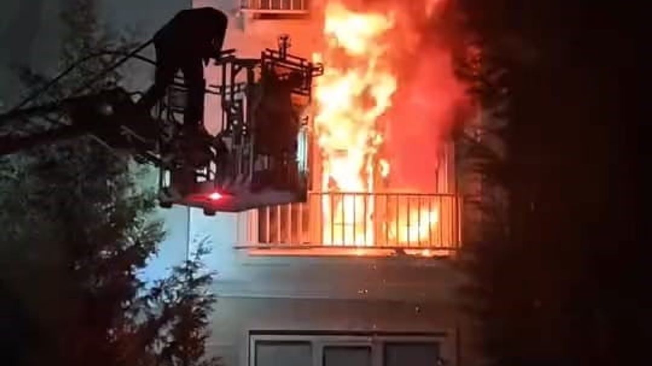 İnegöl’de apartman dairesinde yangın: 1’i çocuk 3 kişi dumandan etkilendi