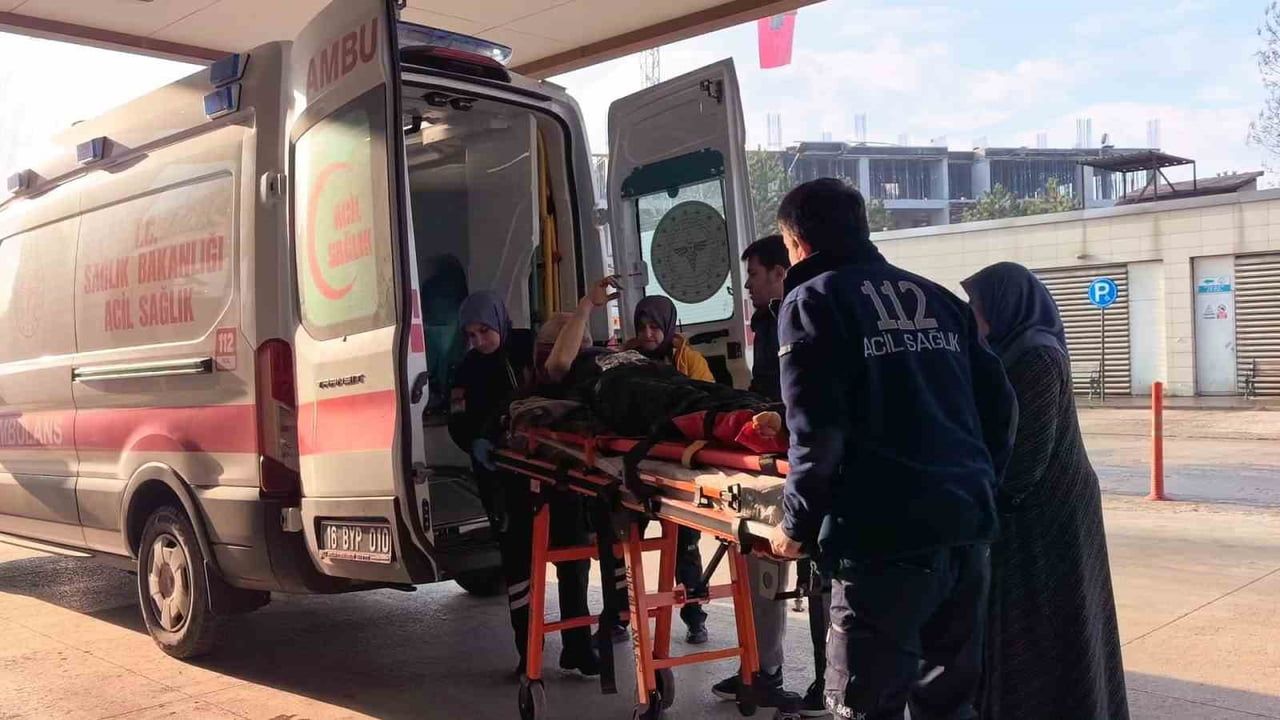 İnegöl'de depo kazası: İşçi demirlerin altında yaralandı