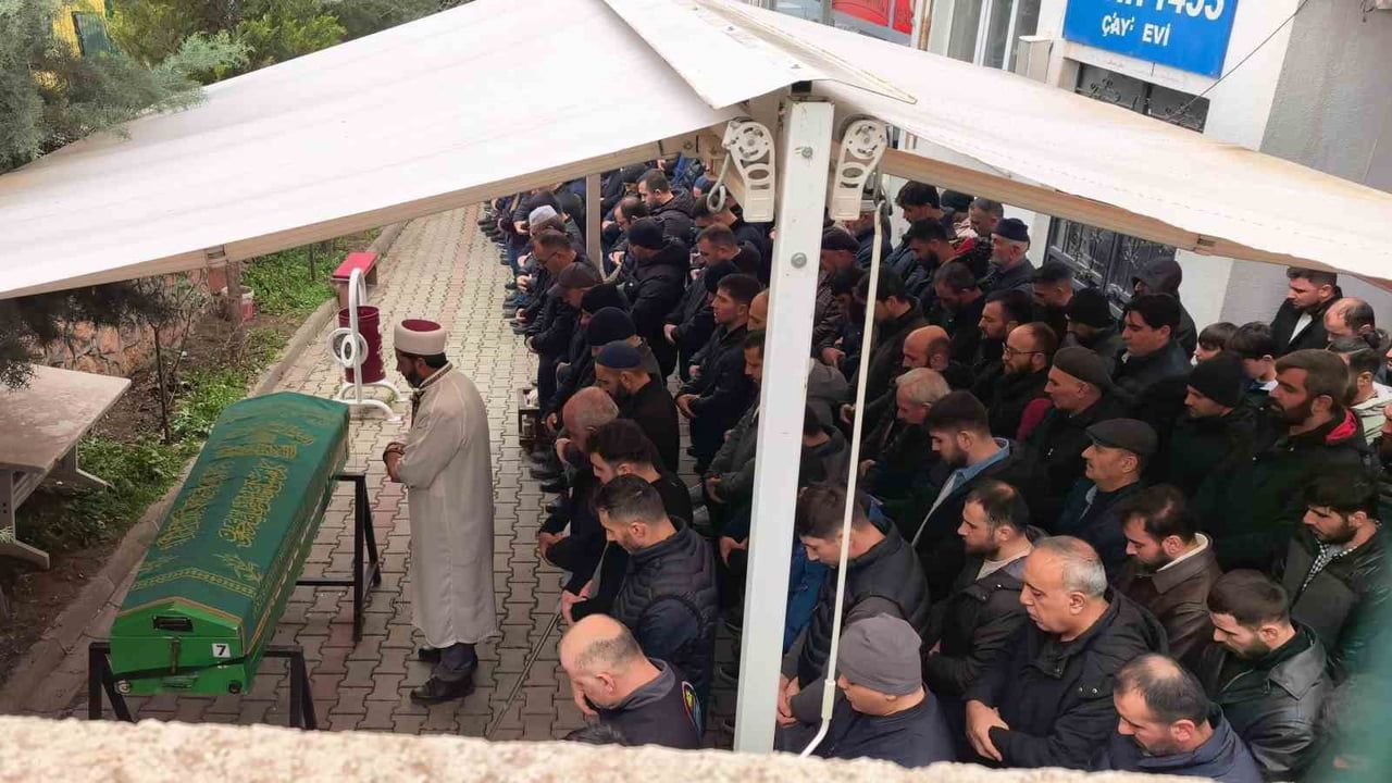 İnegöl'de devrilen tırın altında kalan sürücü Emrah Aydın defnedildi