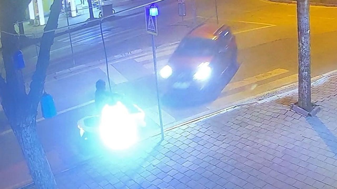 İnegöl'de fren yerine gaza basan sürücü motosiklete çarptı, 2 yaralı