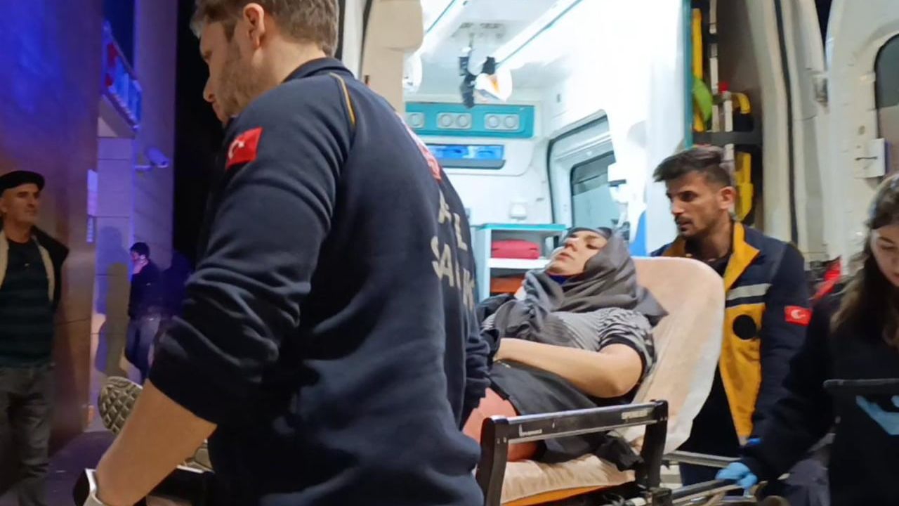 İnegöl'de iki otomobil çarpıştı: 1'i çocuk 3 yaralı