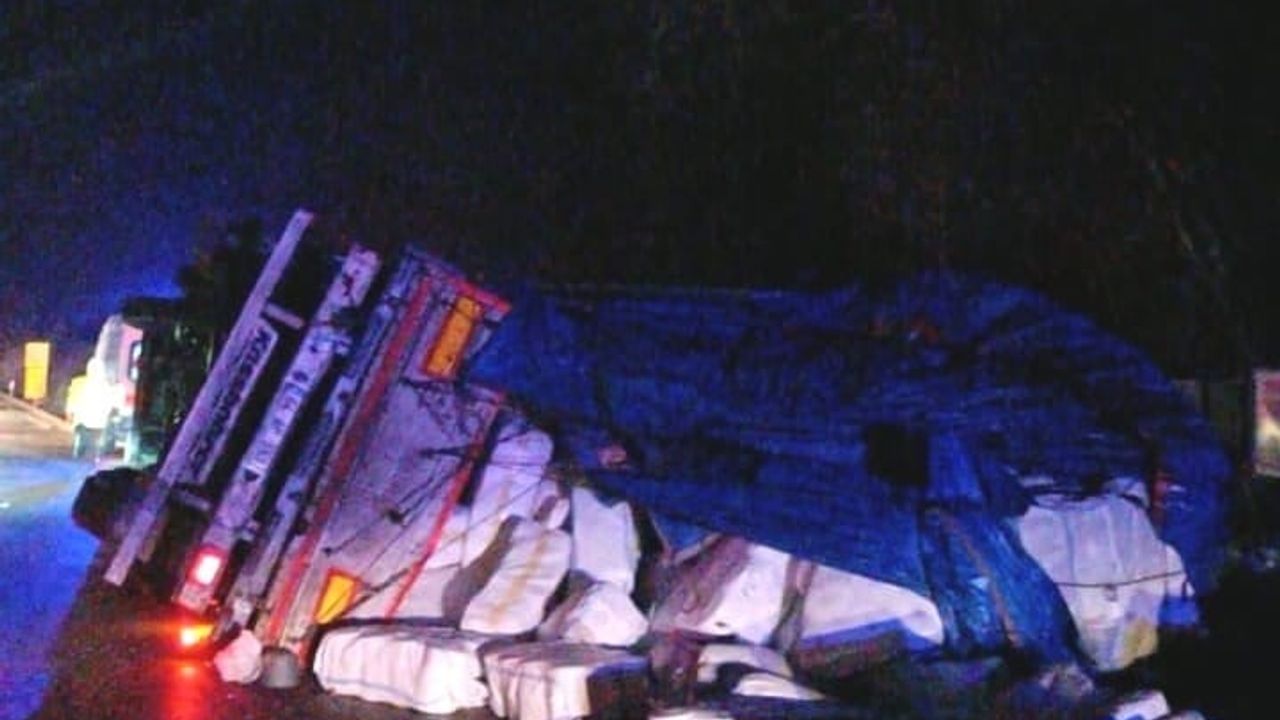 İnegöl'de ip yüklü tır devrildi: sürücü yaralandı