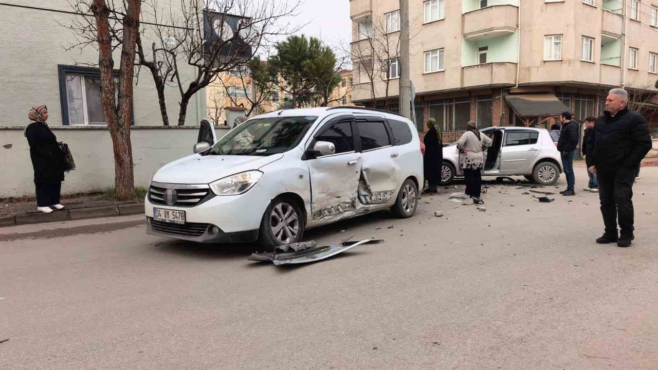 İnegöl'de karne günü kaza: 2 yaralı, 7 yaşındaki çocuk şokta