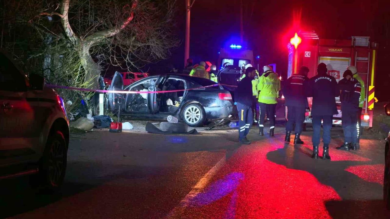 İnegöl’de Kontrolden Çıkan Araç Ağaca Çarptı: 2 Ölü, 2 Yaralı