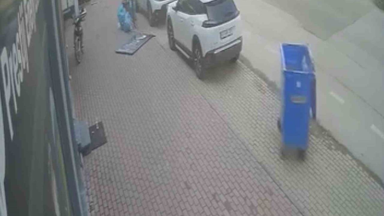 İnegöl'de kuvvetli lodos tabela kopardı; yaya son anda kurtuldu