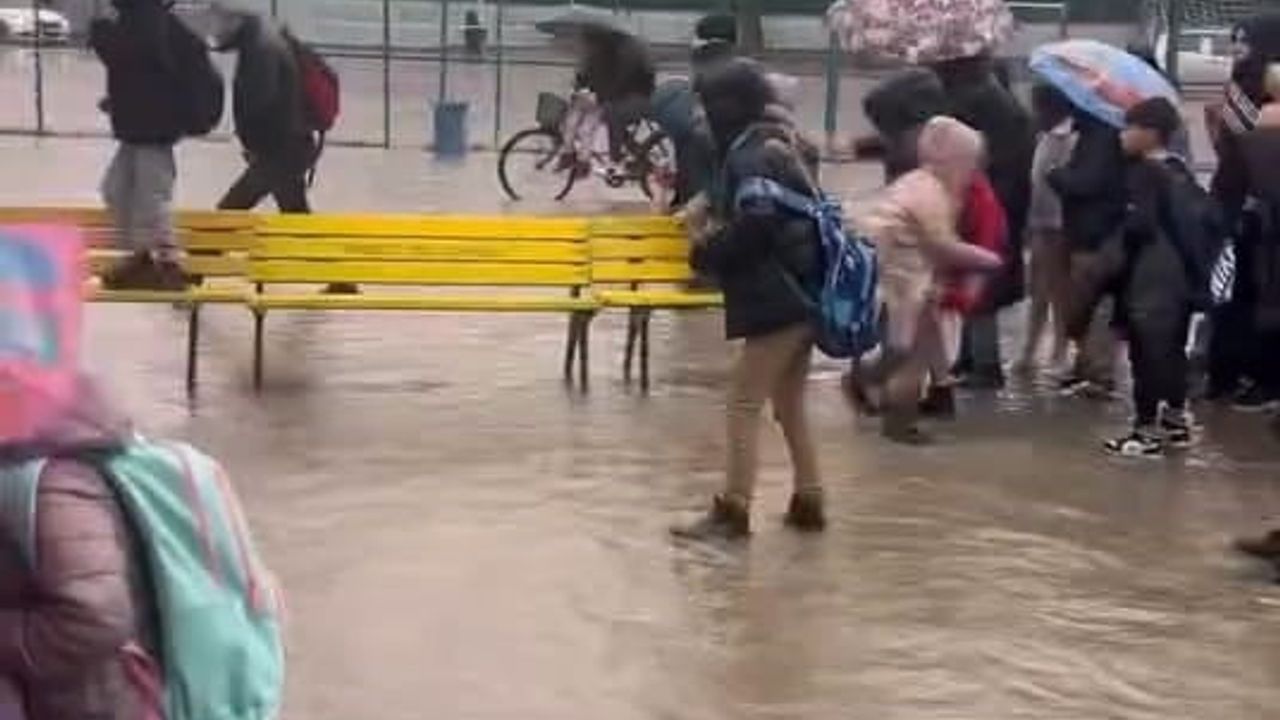 İnegöl'de okul bahçesi sular altında: veliler banklarla köprü kurdu