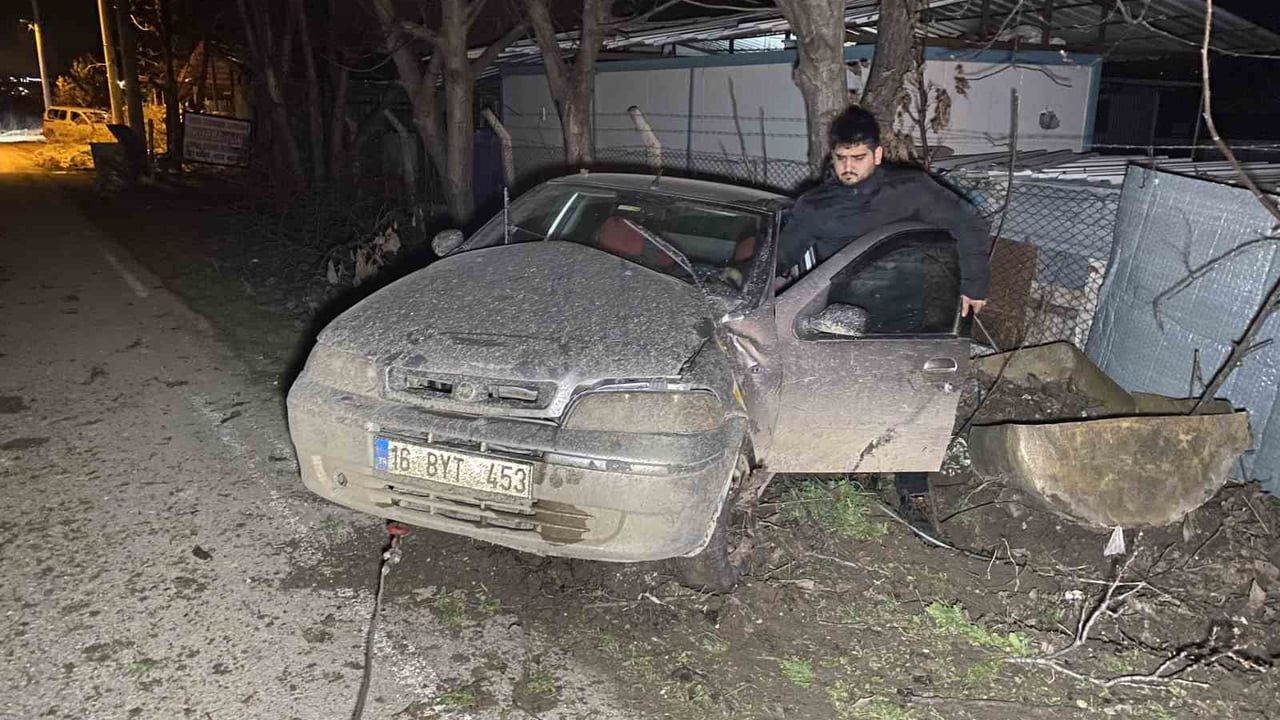 İnegöl'de otomobil ağaca çarptı: 4 genç yaralandı