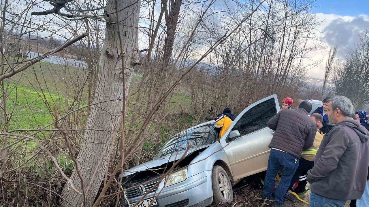 İnegöl'de otomobil sulama kanalına düştü, sürücü yaralandı