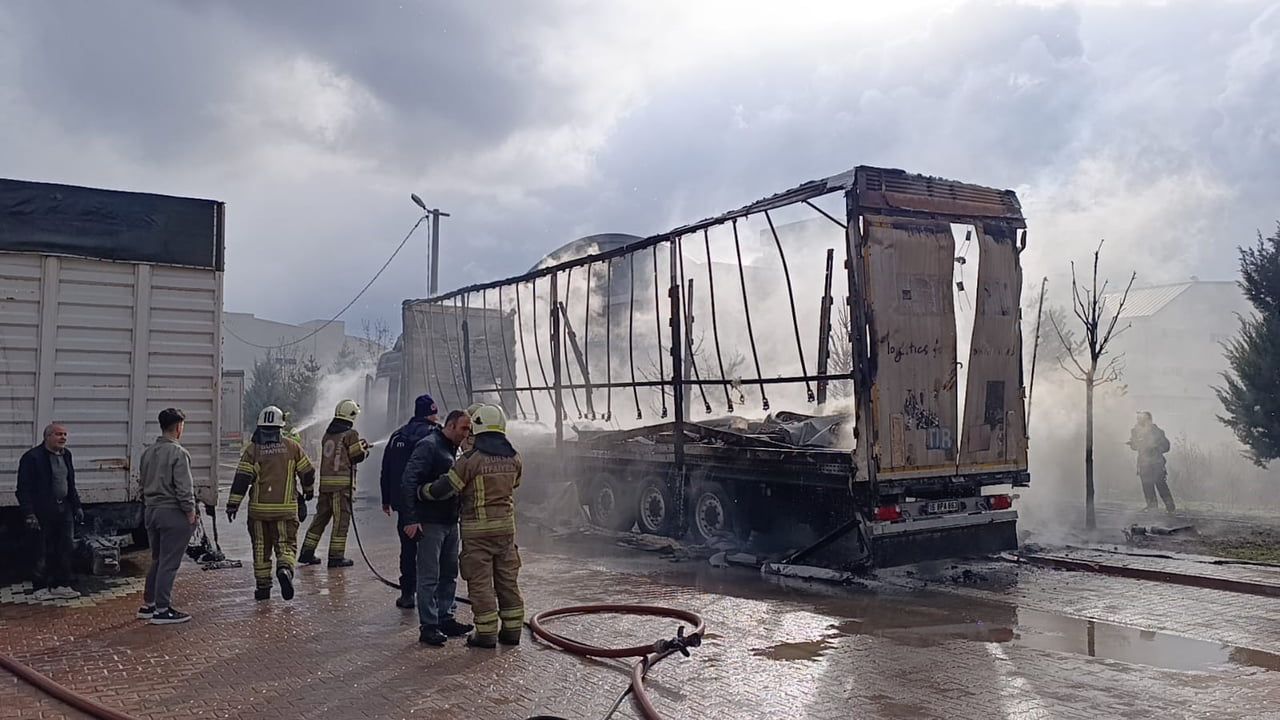 İnegöl’de sünger yüklü tır dorsesi yandı, bitişikteki mobilya dorsesi zarar gördü