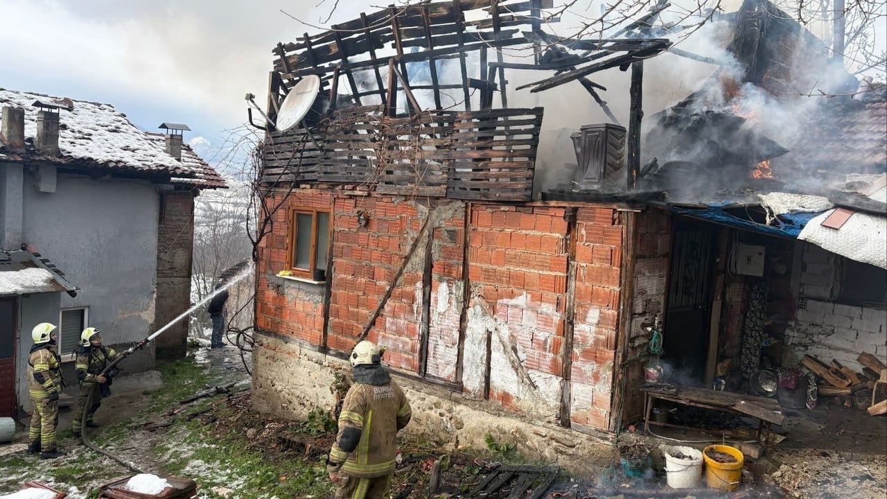 İnegöl'de tek katlı konut alevlere teslim oldu