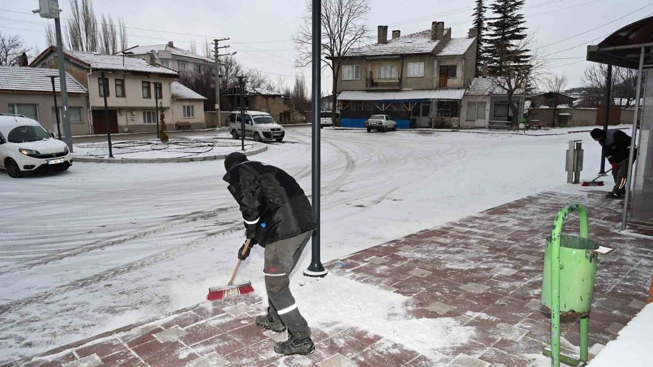 İnönü'de camiler ve kaldırımlarda kış tedbirleri