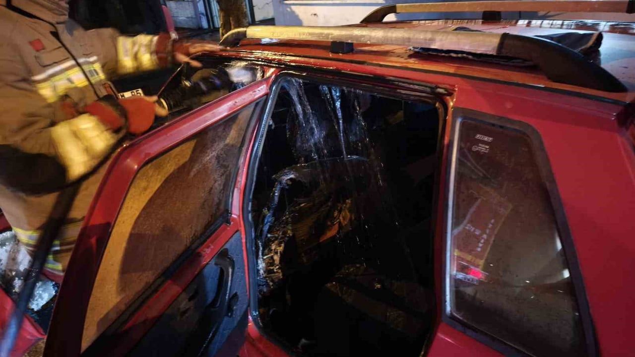 İskenderun Cumhuriyet Mahallesi'nde Park Halindeki Tofaş'ta Yangın